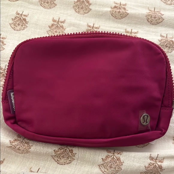 Everywhere Belt Bag 1L Wild Berry - Picture 6 of 7
